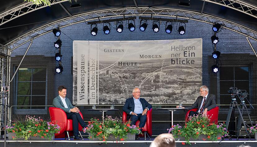 Beackerten in der Wissenspause ein riesiges Themenfeld: Gerd Wolf (von links), Kommunikationschef der Schwarz-Gruppe, und Gottfrid Friz mit Moderator Christhard Schrenk.