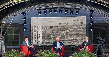 Beackerten in der Wissenspause ein riesiges Themenfeld: Gerd Wolf (von links), Kommunikationschef der Schwarz-Gruppe, und Gottfrid Friz mit Moderator Christhard Schrenk.