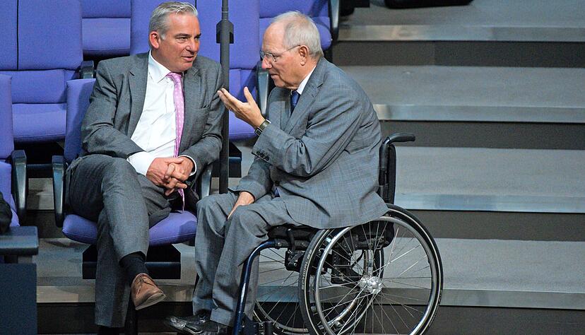 Thomas Strobl (links) im Gespräch mit Schwiegervater Wolfgang Schäuble.