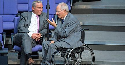 Thomas Strobl (links) im Gespräch mit Schwiegervater Wolfgang Schäuble.
Foto: dpa