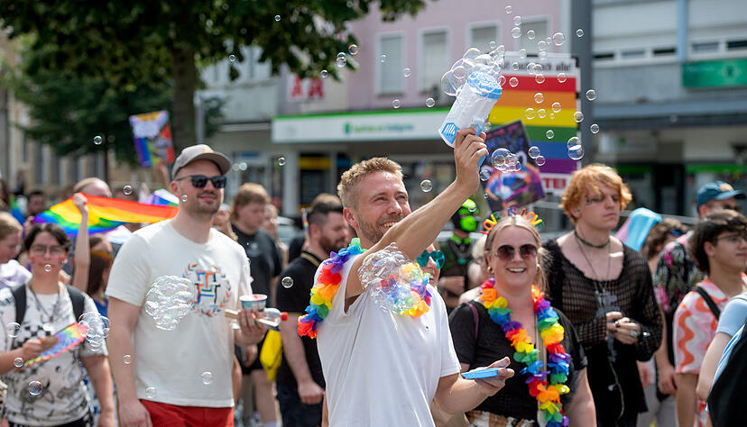 Rund 600 Teilnehmer waren beim CSD in Heilbronn dabei. Rund 600 Teilnehmer waren beim CSD in Heilbronn dabei.