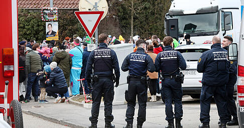 In Bad Wimpfen sichern Polizeibeamte den Faschingsumzug ab. In Bad Wimpfen sichern Polizeibeamte den Faschingsumzug ab.
