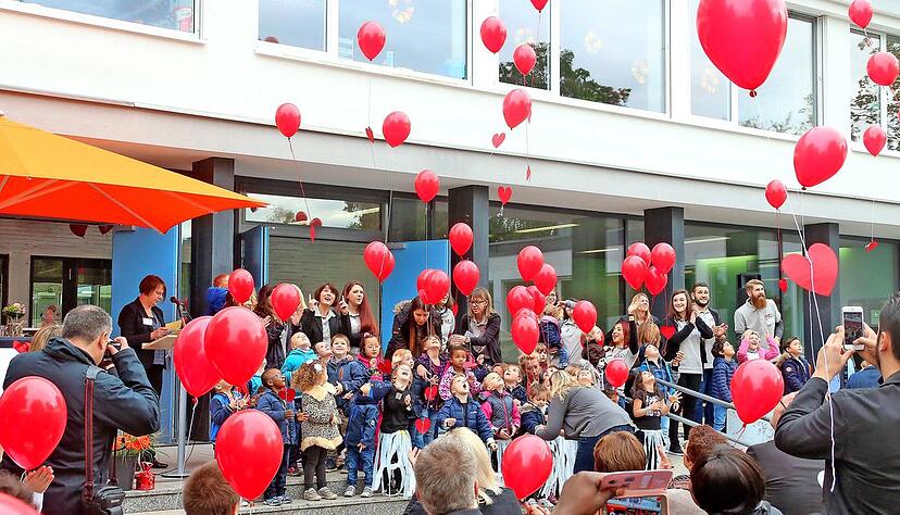 Viele rote Luftballons steigen bei der Jubiläumsfeier in die Luft. Die Kinder haben herzförmige Wunschkarten drangebunden. Fotos: Guido Sawatzki Viele rote Luftballons steigen bei der Jubiläumsfeier in die Luft. Die Kinder haben herzförmige Wunschkarten drangebunden. Fotos: Guido Sawatzki