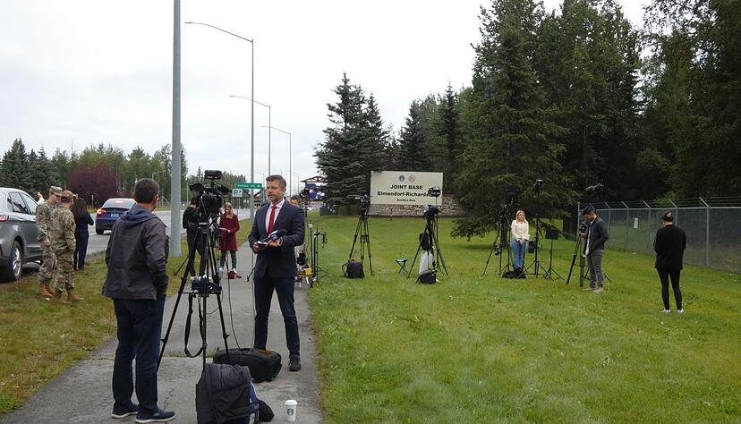 Journalisten bereiten sich auf das Treffen von Trump und Putin in Alaska vor.