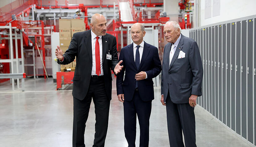 Mittlerweile 75 Jahre arbeitet Reinhold Würth an seinem Unternehmen in Künzelsau. Zu diesem Anlass ist Kanzler Olaf Scholz zu Gast.
