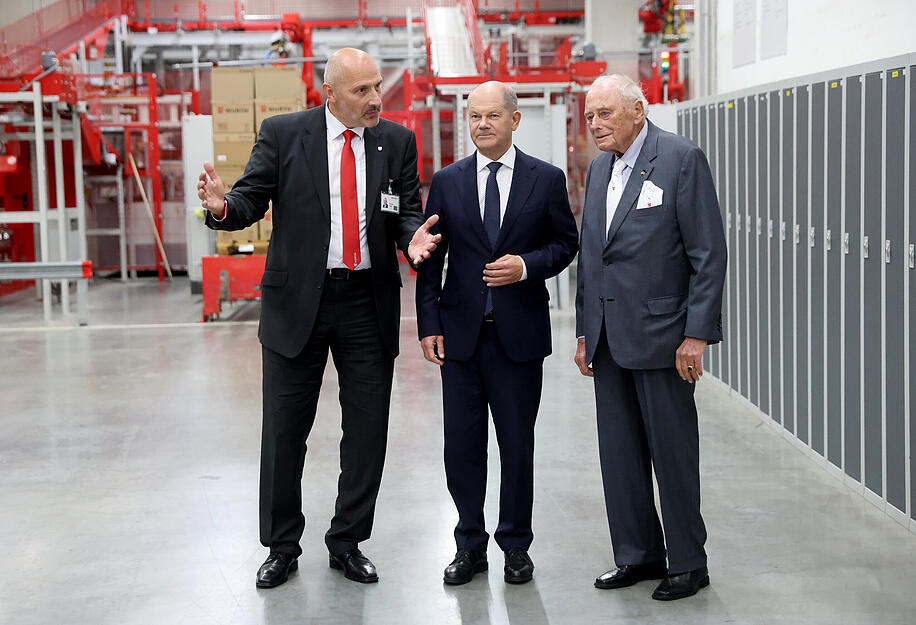 Mittlerweile 75 Jahre arbeitet Reinhold Würth an seinem Unternehmen in Künzelsau. Zu diesem Anlass ist Kanzler Olaf Scholz zu Gast. Mittlerweile 75 Jahre arbeitet Reinhold Würth an seinem Unternehmen in Künzelsau. Zu diesem Anlass ist Kanzler Olaf Scholz zu Gast.
