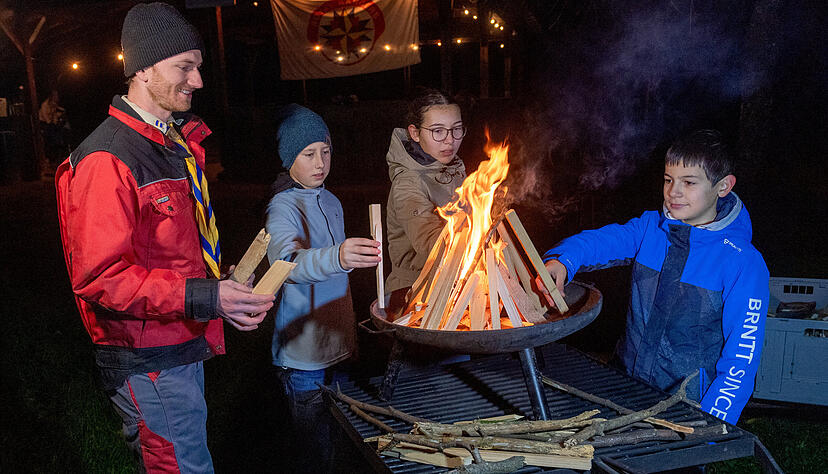 Tim Reinert entfacht mit einigen Obersulmer Pfadfindern ein Feuer.