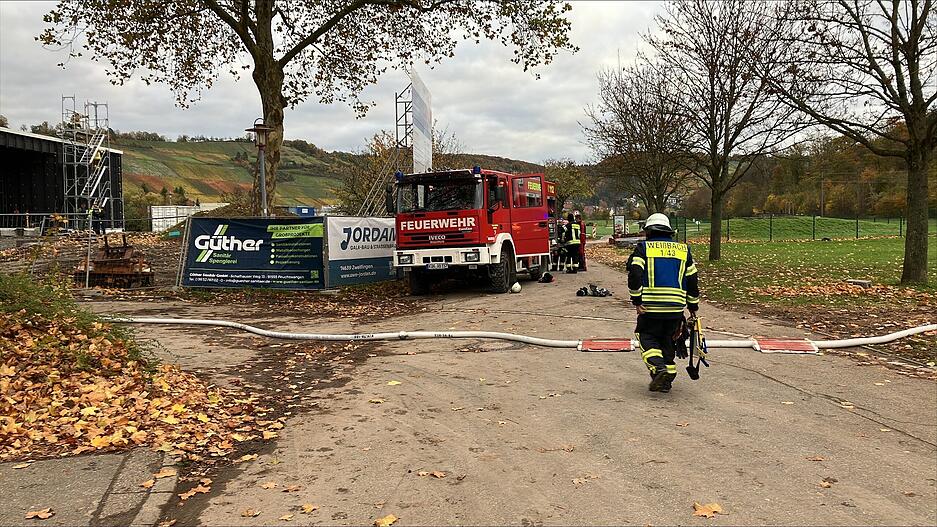 Mit zwölf Fahrzeugen ist die Feuerwehr in Niedernhall vor Ort. Mit zwölf Fahrzeugen ist die Feuerwehr in Niedernhall vor Ort.