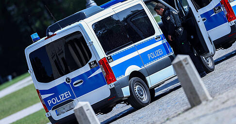 Metallkugeln treffen Windschutzscheibe: Sch&uuml;sse auf Auto in Leingarten (Symbolbild)