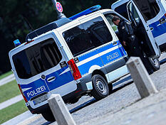 Metallkugeln treffen Windschutzscheibe: Sch&uuml;sse auf Auto in Leingarten (Symbolbild)