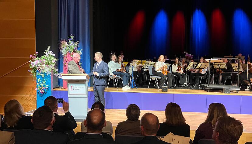 In der vollbesetzten Kultura nimmt OB-Stellvertreter Ulrich Schimmel (links) Patrick Wegener den Amtseid ab. Damit hat die Große Kreisstadt Öhringen nun den jüngsten Oberbürgermeister Deutschlands. Den Abend umrahmt das Jugendsinfonieorchester.