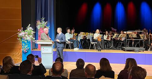 In der vollbesetzten Kultura nimmt OB-Stellvertreter Ulrich Schimmel (links) Patrick Wegener den Amtseid ab. Damit hat die Große Kreisstadt Öhringen nun den jüngsten Oberbürgermeister Deutschlands. Den Abend umrahmt das Jugendsinfonieorchester. In der vollbesetzten Kultura nimmt OB-Stellvertreter Ulrich Schimmel (links) Patrick Wegener den Amtseid ab. Damit hat die Große Kreisstadt Öhringen nun den jüngsten Oberbürgermeister Deutschlands. Den Abend umrahmt das Jugendsinfonieorchester.