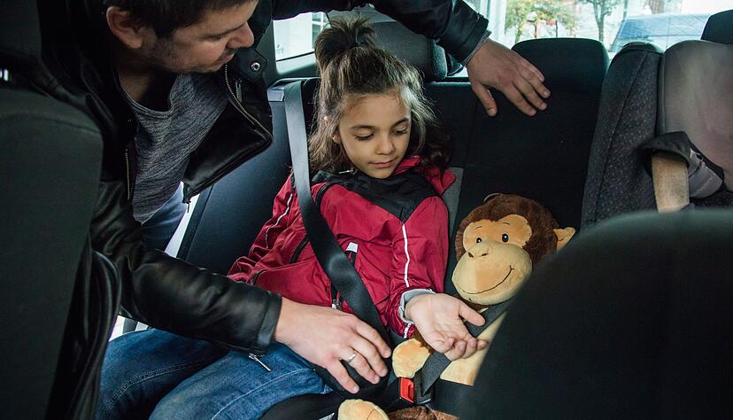 Lange Autofahrten mit Kindern werden schnell zur Geduldsprobe: Gut greifbares Spielzeug und gro&szlig;e Kuscheltiere bieten unterwegs beste Unterhaltung.