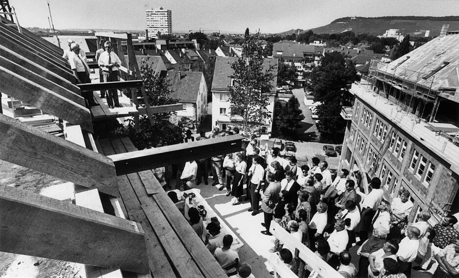 Juli 1993: Richtfestfeier am Haus "Wilhelm von Bismarck". Rechts ist das Haus "Marie von Bismarck" zu sehen, im Hintergrund zeigen sich der Heilbronner Wartberg und das Shoppinghaus an der Allee.