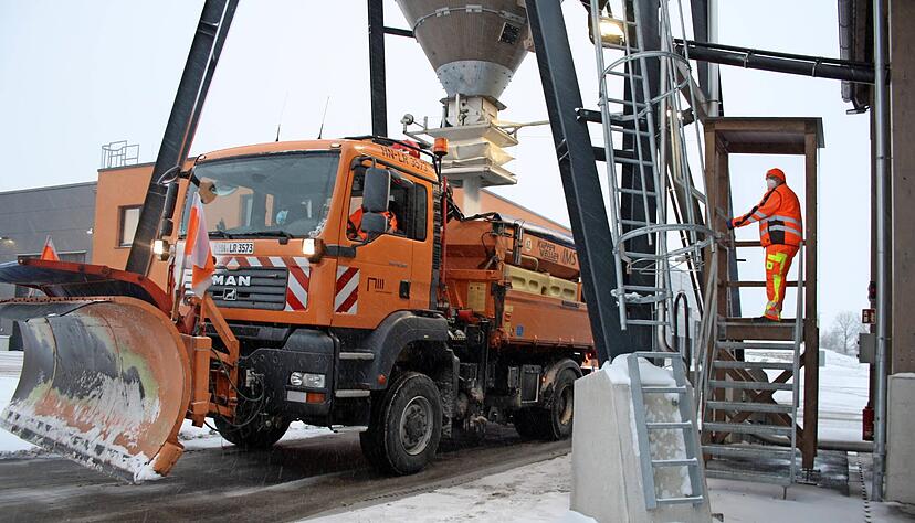 Aus dem großen Silo der Straßenmeisterei im Bad Rappenauer Ortsteil Bonfeld werden die Fahrzeuge mit einem Streusalzgemisch befüllt. 30 Prozent des FS-30-Gemischs bestehen dabei aus Sole. Foto: Elfi Hofmann Aus dem großen Silo der Straßenmeisterei im Bad Rappenauer Ortsteil Bonfeld werden die Fahrzeuge mit einem Streusalzgemisch befüllt. 30 Prozent des FS-30-Gemischs bestehen dabei aus Sole. Foto: Elfi Hofmann
