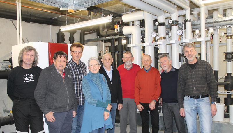 Sie wollen in allen Stadtteilen im Einsatz sein: Klimaschutzmanager Thomas Königstein (rechts) mit acht der neun frisch geschulten "Energieberater 55+"in der Heizzentrale des Brackenheimer Rathauses.
Foto: Thomas Dorn Sie wollen in allen Stadtteilen im Einsatz sein: Klimaschutzmanager Thomas Königstein (rechts) mit acht der neun frisch geschulten "Energieberater 55+"in der Heizzentrale des Brackenheimer Rathauses.
Foto: Thomas Dorn