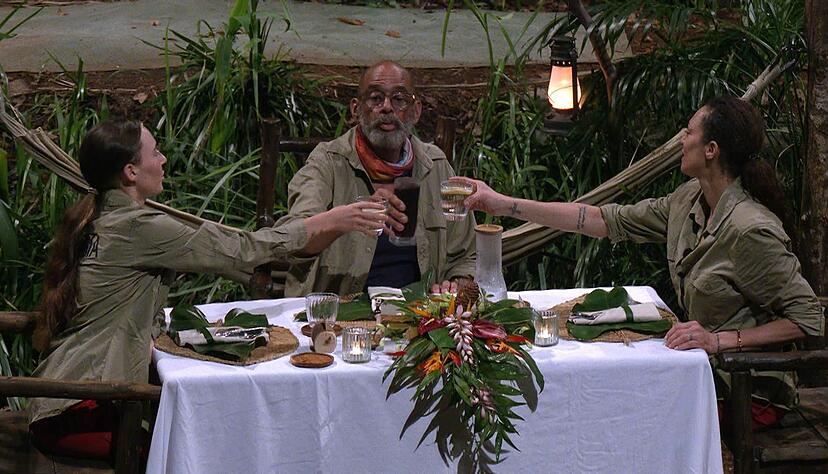 Die Finalisten stie&szlig;en auf ihren Erfolg an.