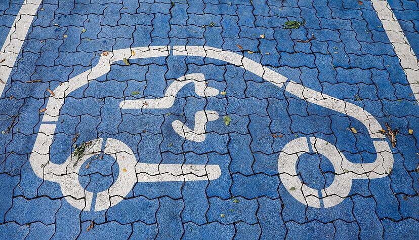 Eine Ladesäule für ein E-Auto bringt Verbrauchern wenig, wenn sie sich kein E-Auto leisten können. Eine Ladesäule für ein E-Auto bringt Verbrauchern wenig, wenn sie sich kein E-Auto leisten können.