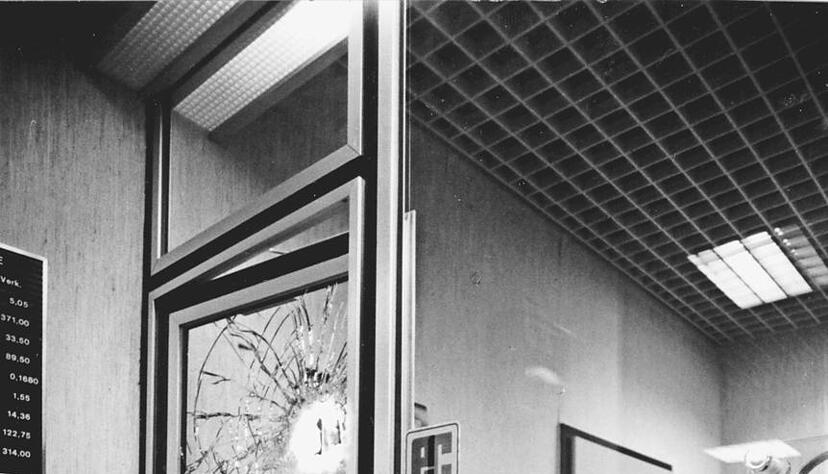 Tatortfoto von der Cleebronner Volksbank: Im Vordergrund der Hammer, mit dem die Glastür eingeschlagen wurde.