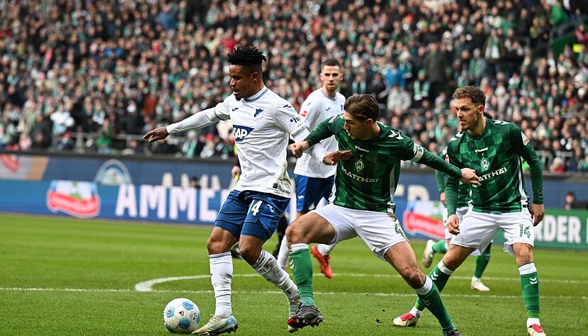 Die TSG 1899 Hoffenheim um Gift Orban (l) setzte sich in beiden Testspielen gegen Werder Bremen um Niklas Stark durch.
