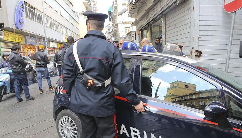 Carabinieri nehmen in Neapel einen gesuchten Boss eines Camorra-Clans fest. (Symbolbild)