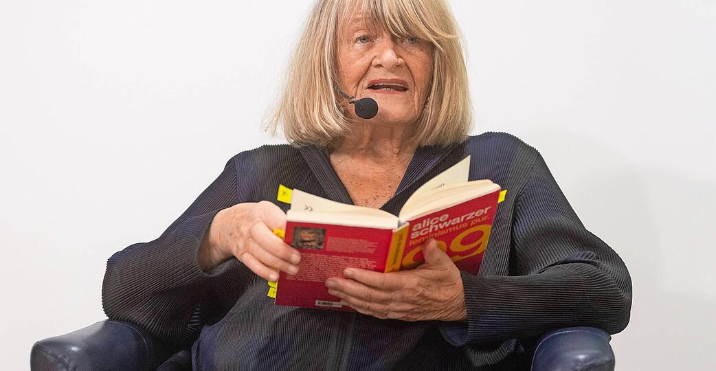 &bdquo;Da steht schon ein Wei&szlig;wein. Ich kann nichts daf&uuml;r&ldquo;: Zuerst aber liest, erz&auml;hlt und diskutiert Alice Schwarzer im Foyer der Volkshochschule Heilbronn.