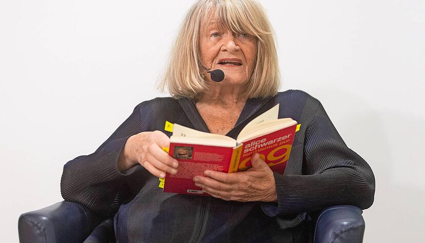 &bdquo;Da steht schon ein Wei&szlig;wein. Ich kann nichts daf&uuml;r&ldquo;: Zuerst aber liest, erz&auml;hlt und diskutiert Alice Schwarzer im Foyer der Volkshochschule Heilbronn.