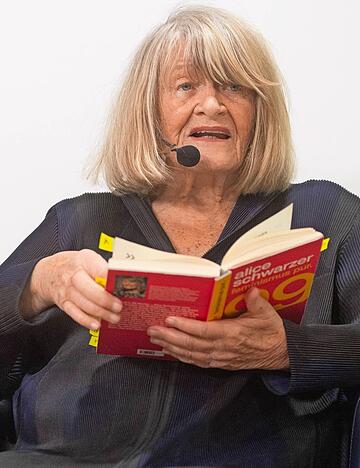 &bdquo;Da steht schon ein Wei&szlig;wein. Ich kann nichts daf&uuml;r&ldquo;: Zuerst aber liest, erz&auml;hlt und diskutiert Alice Schwarzer im Foyer der Volkshochschule Heilbronn.