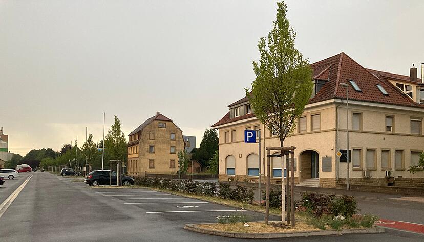 Etwa 30 Parkplätze, die im Vorfeld der Gartenschau an der Heilbronner Straße entstanden sind, sollen mit Photovoltaikanlagen überdacht werden.
Foto: Jörg Kühl