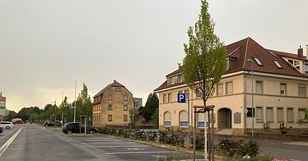 Etwa 30 Parkplätze, die im Vorfeld der Gartenschau an der Heilbronner Straße entstanden sind, sollen mit Photovoltaikanlagen überdacht werden.
Foto: Jörg Kühl Etwa 30 Parkplätze, die im Vorfeld der Gartenschau an der Heilbronner Straße entstanden sind, sollen mit Photovoltaikanlagen überdacht werden.
Foto: Jörg Kühl