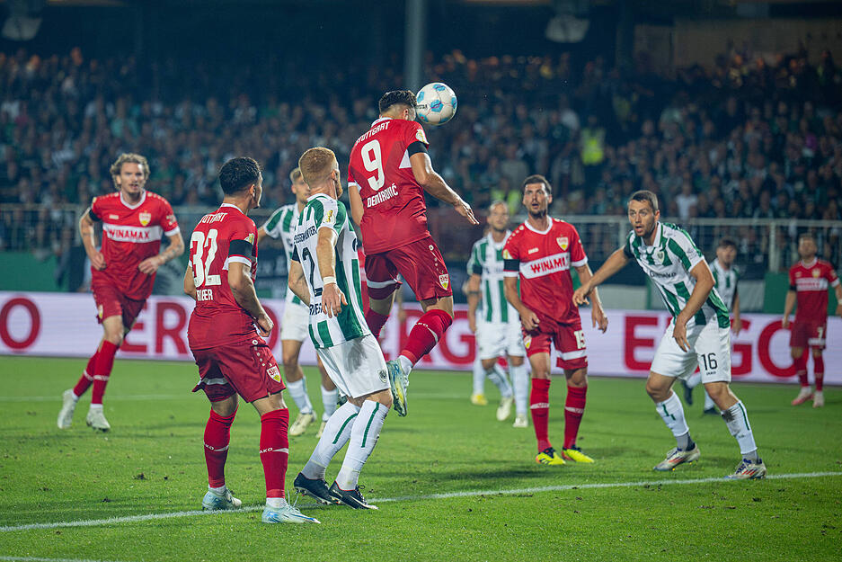 Auch Ermedin Demirovic traf wie in Freiburg schon für den VfB Stuttgart.