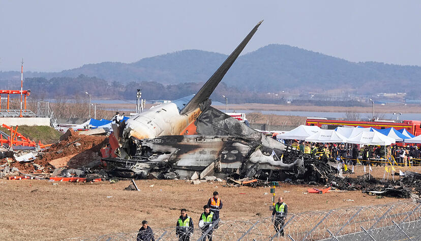 Feuerwehrleute und Rettungskr&auml;fte arbeiten an dem Wrack eines Flugzeugs auf dem internationalen Flughafen von Muan. Bei der Landung am internationalen Flughafen von Muan in S&uuml;dkorea ist ein Passagierflugzeug verungl&uuml;ckt.