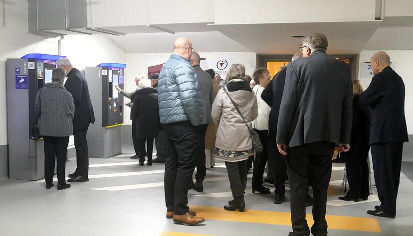 Am Mittwoch vor dem WKO-Konzert mit Sabine Mayer: Während ein Paar mit der Technik bei der Kartenzahlung kämpft, wird die Wartschlange vor dem Automaten mit Bargeldzahlung immer länger. Foto: Harald Schmidt Am Mittwoch vor dem WKO-Konzert mit Sabine Mayer: Während ein Paar mit der Technik bei der Kartenzahlung kämpft, wird die Wartschlange vor dem Automaten mit Bargeldzahlung immer länger. Foto: Harald Schmidt