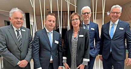 Der alte und der neue Gesch&auml;ftsf&uuml;hrer der Vulpius Klinik (von links): Joachim Off und Thilo Bausback. Langj&auml;hrige Wegbegleiter Offs sind Verwaltungsmitarbeiterin Conny F&ouml;ll, der Handchirurg Peter Hahn und Michael Vulpius
Foto: Ulrike Plapp-Schirmer