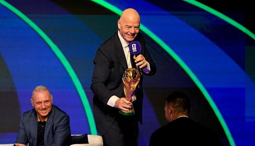 FIFA-Präsident Gianni Infantino präsentiert den WM-Pokal. FIFA-Präsident Gianni Infantino präsentiert den WM-Pokal.