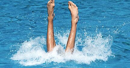 Ein Badegast springt im Freibad Annabad ins Wasser. Foto: dpa