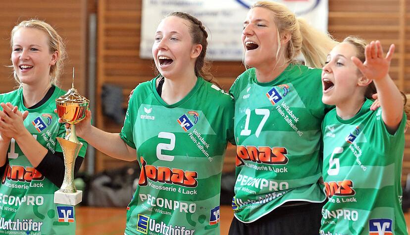 Nach der Landesliga-Meisterschaft sind die Fleiner Frauen jetzt auch Bezirkspokalsieger. Von links jubeln Vanessa Klenke, Luisa Riek, Laura Neutz und Marina Trahorsch.