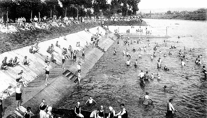 Zusammengestellt von Archiv und Dokumentation der Heilbronner Stimme 
Baden anno 1930 im Neckar bei Horkheim. Der Lido von Heilbronn zieht am Wochenende viele Besucher zum Flussbad unterhalb der Schleuse.