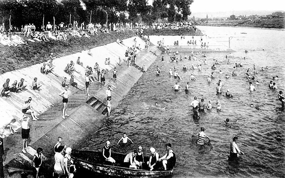 Zusammengestellt von Archiv und Dokumentation der Heilbronner Stimme 
Baden anno 1930 im Neckar bei Horkheim. Der Lido von Heilbronn zieht am Wochenende viele Besucher zum Flussbad unterhalb der Schleuse.