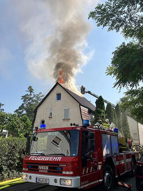 Flammen schlugen aus dem Dach.