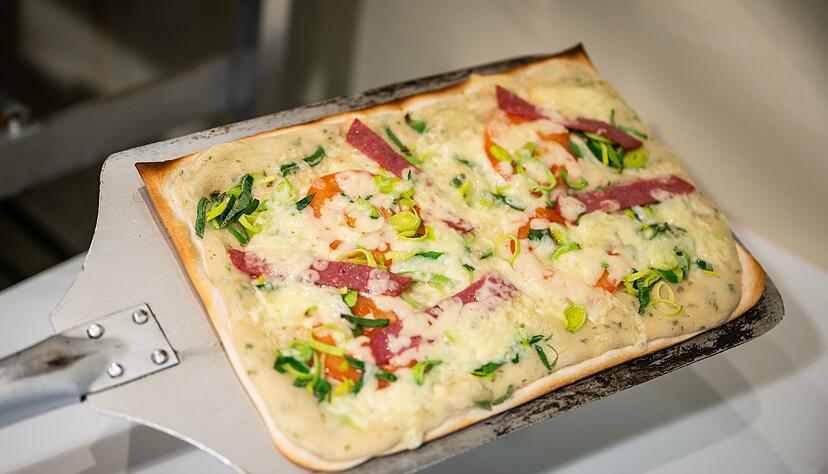 Ein schneller Belag aus Dingen, die der K&uuml;hlschrank hergibt: Tomaten, Salami, Goudak&auml;se.