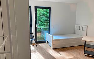 Das Appartment besteht aus einem Zimmer mit Bett, Tisch, zwei St&uuml;hlen, Schrank und Minik&uuml;che. Das Badezimmer befindet sich nebenan.