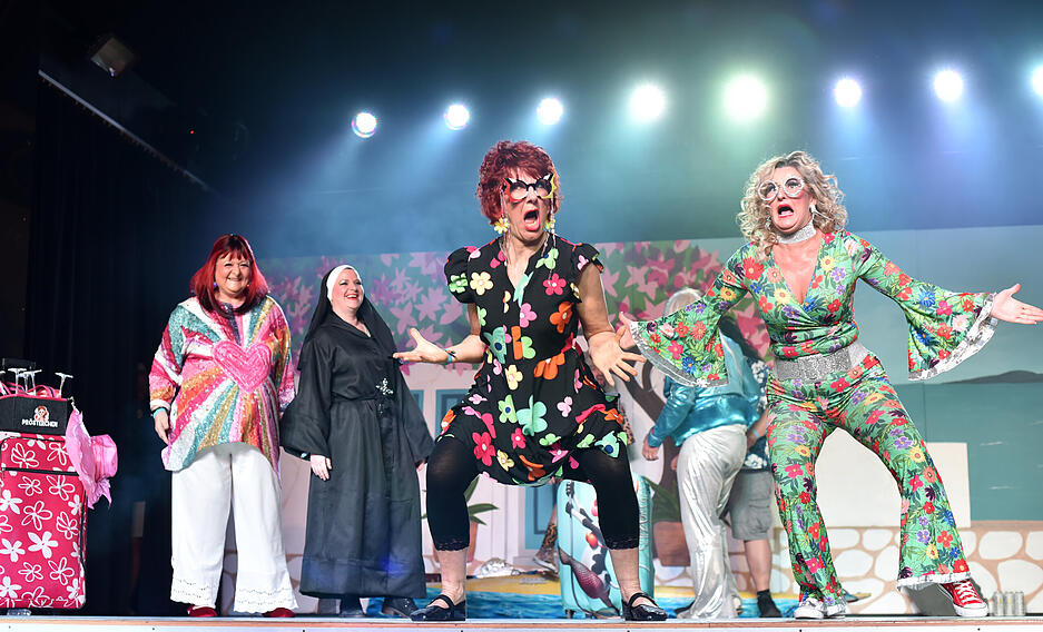 In diversen bunten Verkleidungen betreten die H&uuml;hnerl&auml;use bei ihrer Prunksitzung in Bad Friedrichshall-Jagstfeld auf der B&uuml;hne.