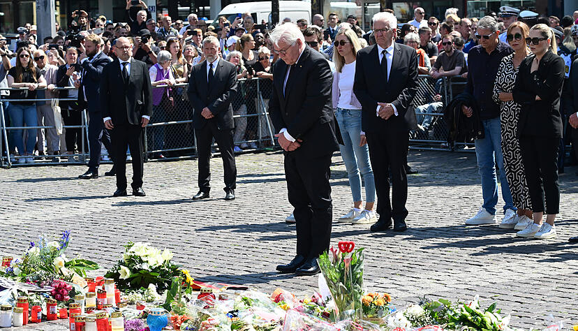 Bundespräsident Frank-Walter Steinmeier (vorn) legt bei einer Gedenkminute für einen bei einem Messerangriff getöteten Polizisten auf dem Marktplatz einen Trauerkranz nieder. Bundespräsident Frank-Walter Steinmeier (vorn) legt bei einer Gedenkminute für einen bei einem Messerangriff getöteten Polizisten auf dem Marktplatz einen Trauerkranz nieder.