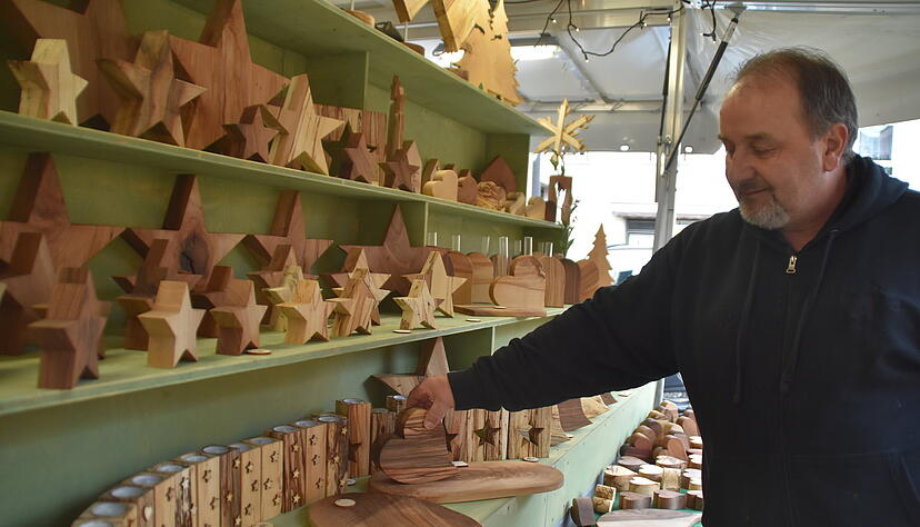 Georg Teufel s&auml;gt und schnitzt alles aus heimischem Holz. Alleine 1000 Sterne umfasst seine Jahresproduktion - da sind die anderen Deko-Gegenst&auml;nde noch gar nicht eingerechnet.