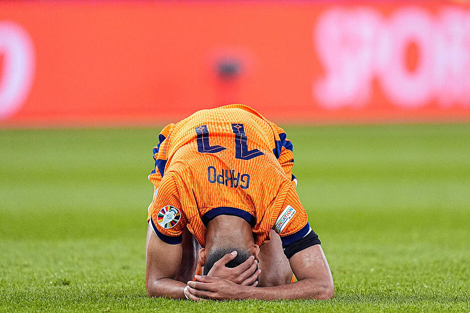 Viertelfinale 2024:  Niederlande gegen Türkei. Cody Gakpo liegt verletzt für kurze Zeit am Boden.