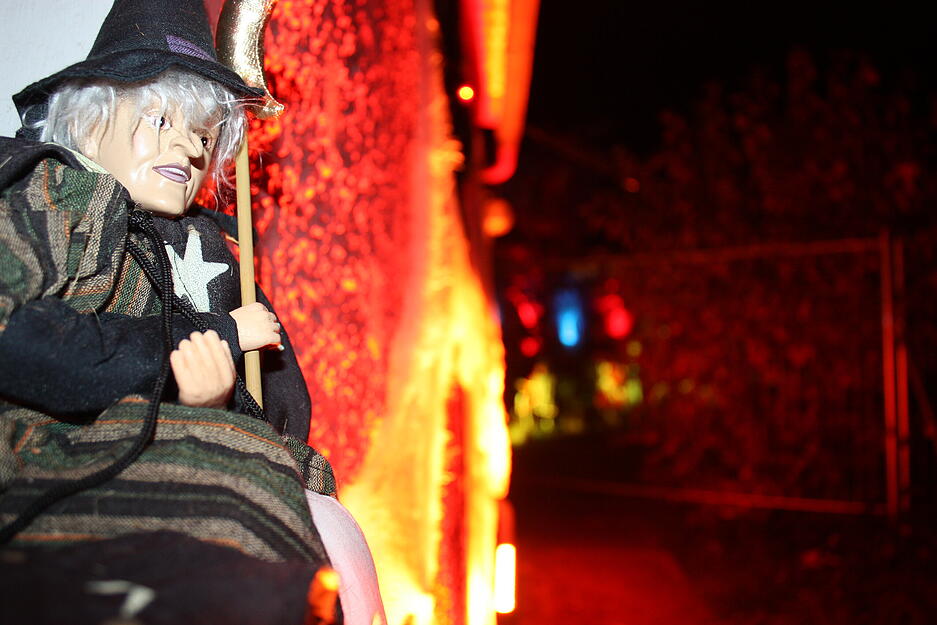 Eine Halloween Hexe sitzt auf der Fensterbank. Eine Halloween Hexe sitzt auf der Fensterbank.