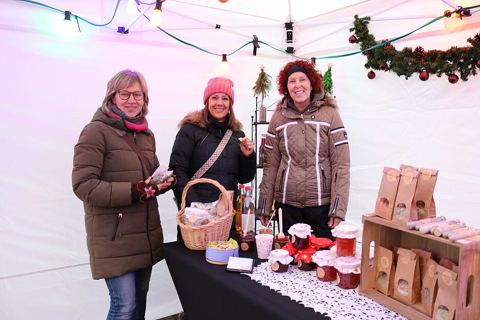 Am dritten Advent wird der Bereich hinter dem Bretzfelder Rathaus zum Weihnachtsmarkt.
