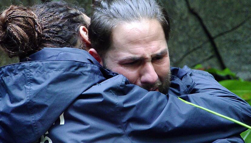 Warum haben so wenige Zuschauer für ihn angerufen? Lilly Becker gibt sich Mühe, den zweifelnden Maurice Dziwak zu trösten. Warum haben so wenige Zuschauer für ihn angerufen? Lilly Becker gibt sich Mühe, den zweifelnden Maurice Dziwak zu trösten.