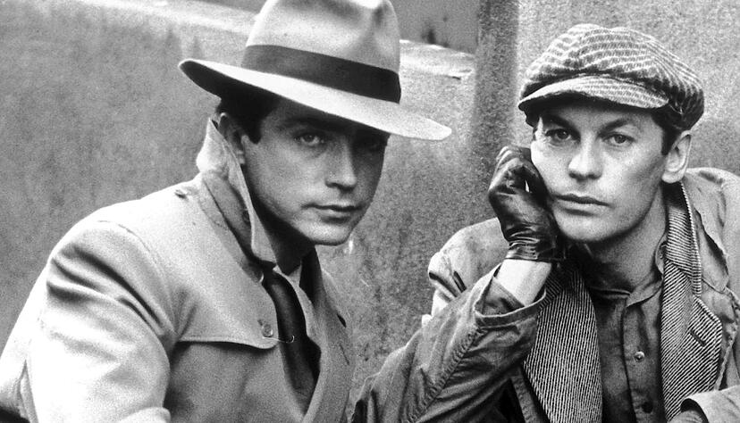 Udo Kier (l) mit Schauspieler Helmut Berger (r) w&auml;hrend der Dreharbeiten zu dem Tessari-Film &laquo;Das f&uuml;nfte Gebot&raquo;. (Archivbild)